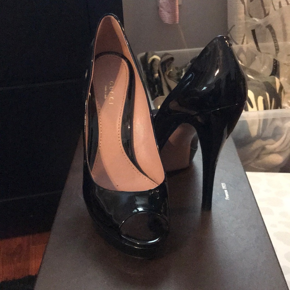 BLack Gucci patent leather Pump.